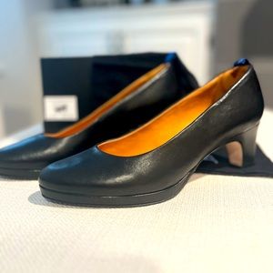 Dr. Liza black sneaker pump size 8M.